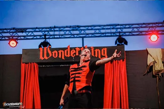 Artista de circo en festival